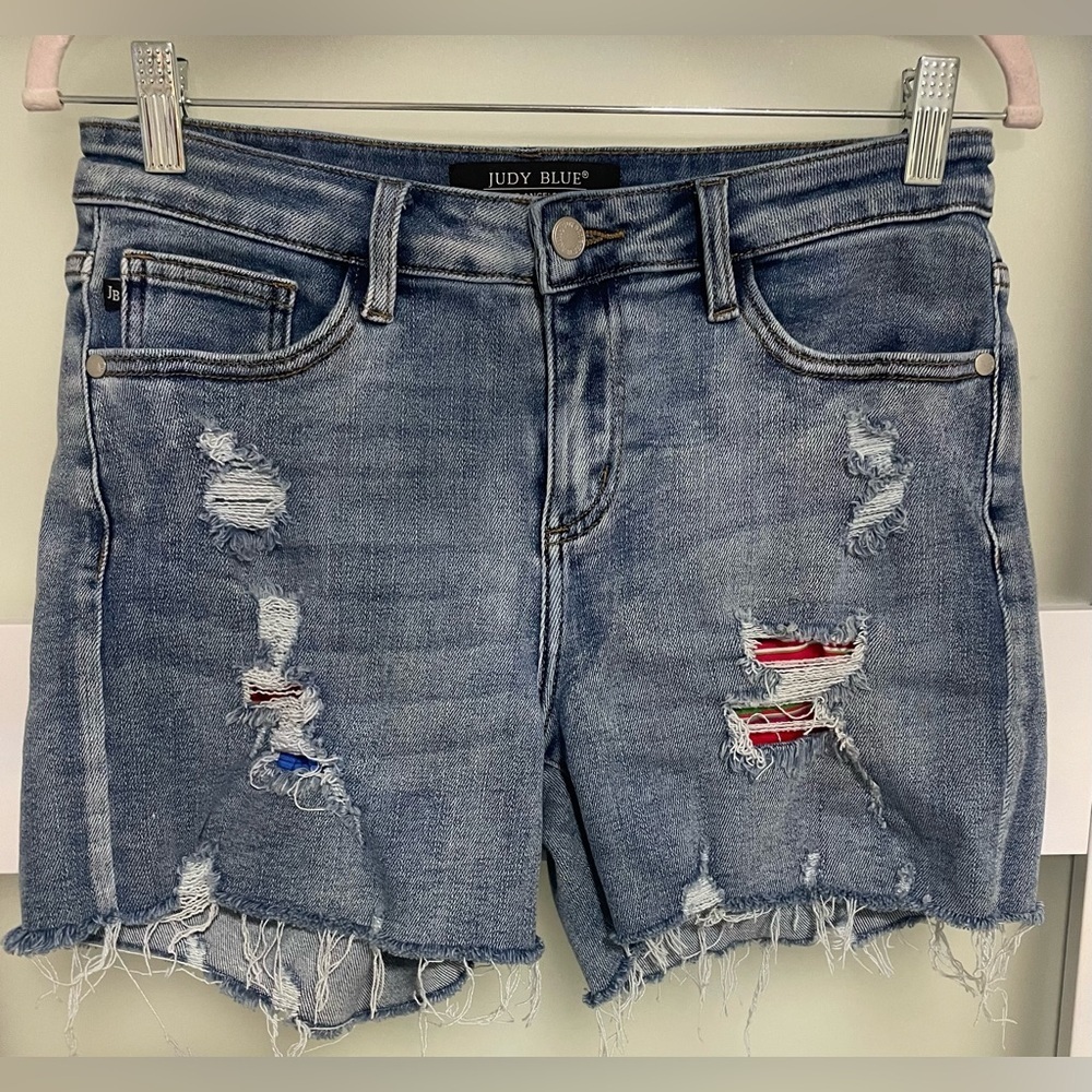 ❤️ Judy Blue distressed Jean shorts with patching SZ medium EUC
